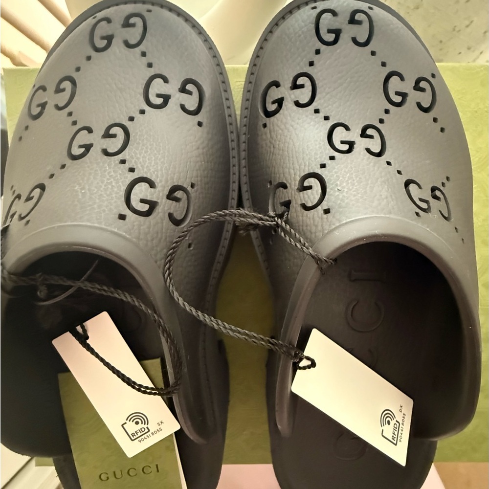 Gucci Black mule with the classic Gucci emblem! IN SIZE 39